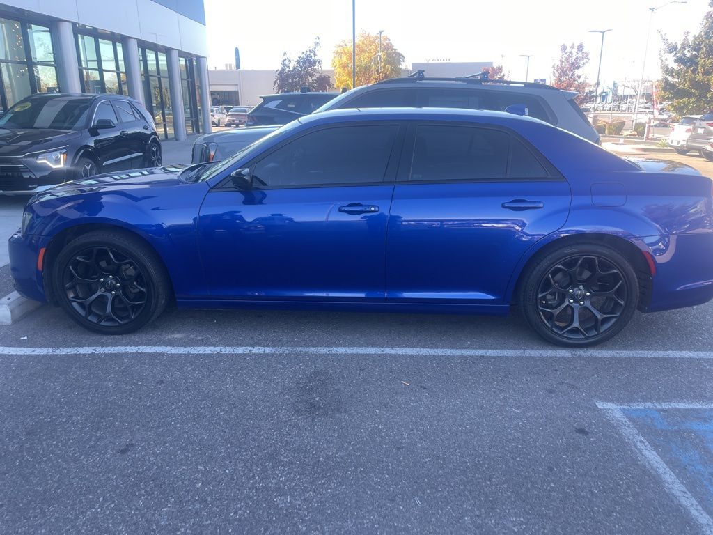 2019 Chrysler 300 Touring photo 4