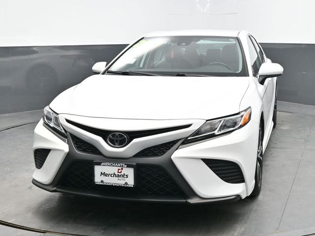 2020 Toyota Camry SE photo 2