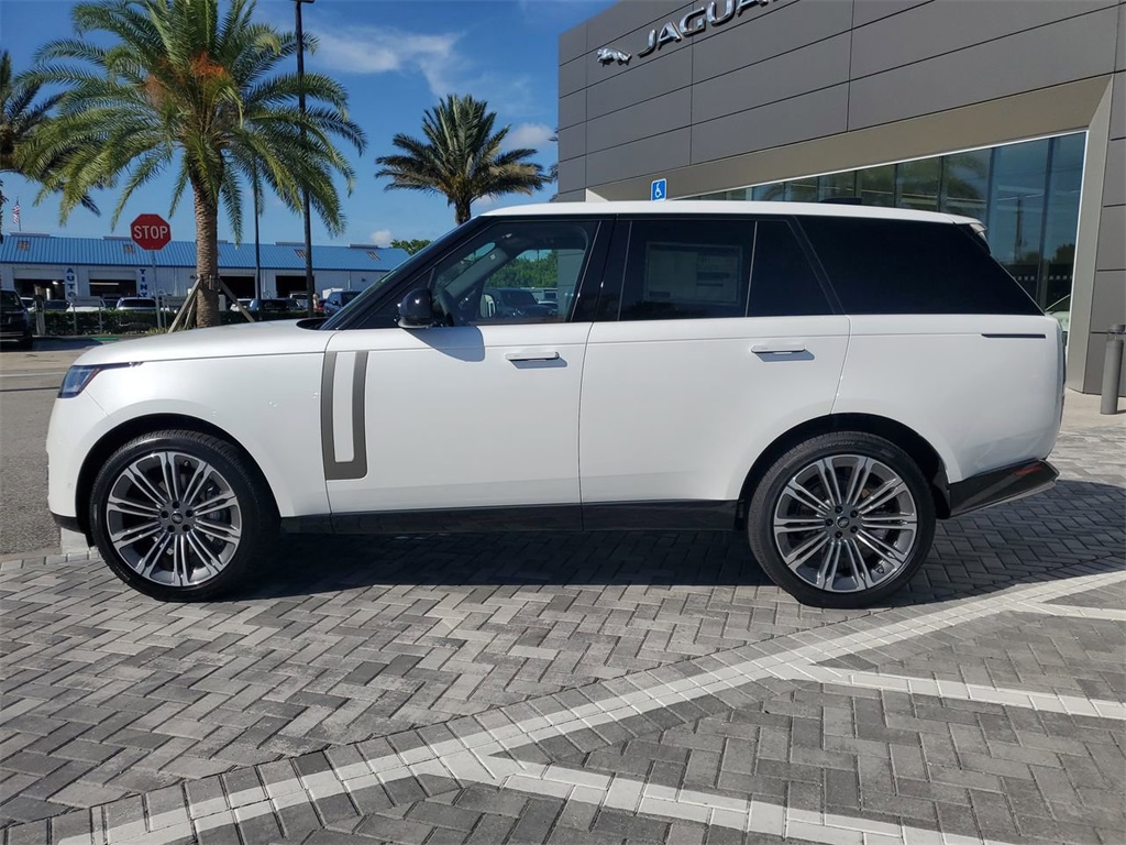2025 Land Rover Range Rover SE photo 2