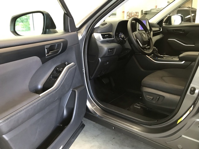 2023 Toyota Highlander L photo 10