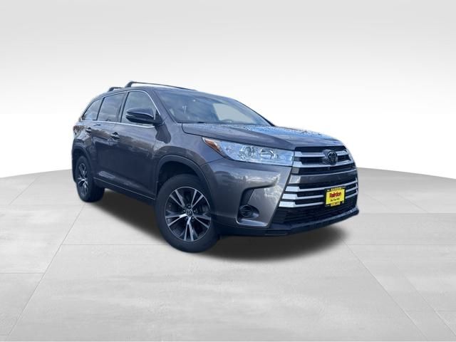 2018 Toyota Highlander LE's photo