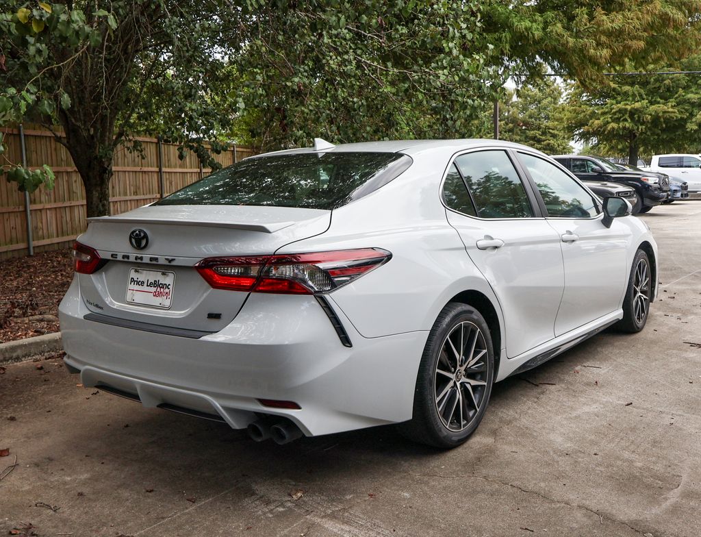2022 Toyota Camry SE photo 3