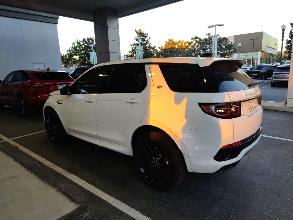 2025 Land Rover Discovery S photo 2