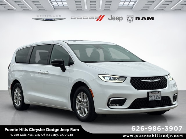 2024 Chrysler Pacifica Touring's photo