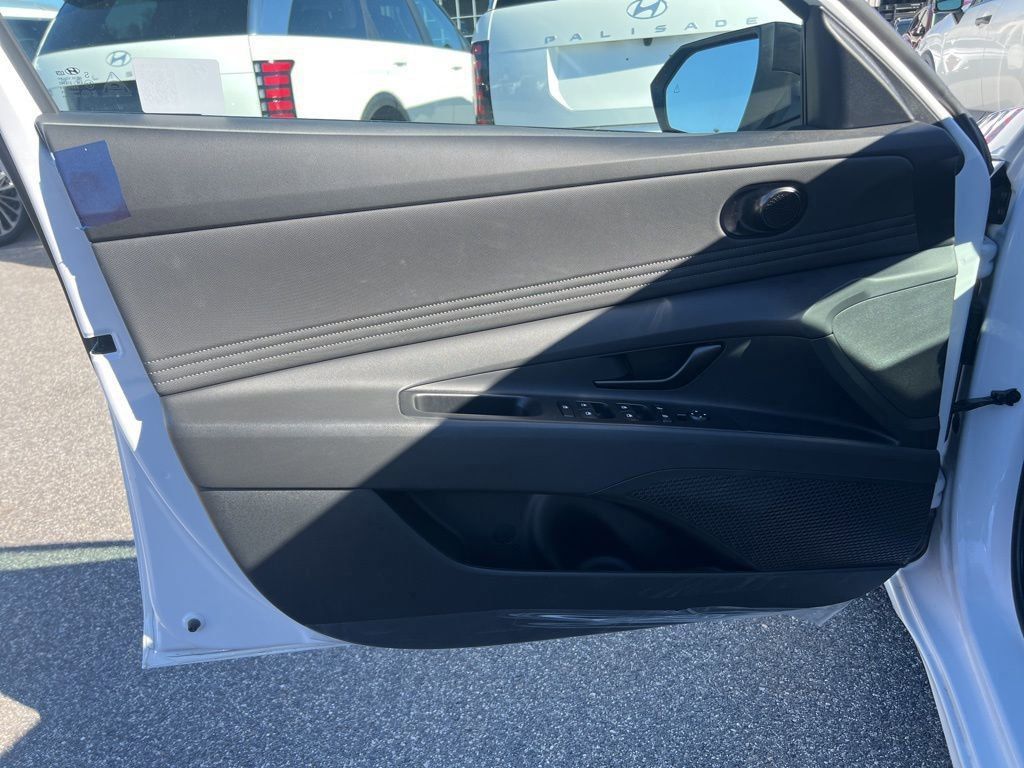 2025 Hyundai Elantra SEL Sport photo 8
