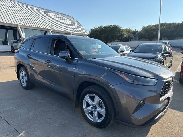 2024 Toyota Highlander LE photo 2