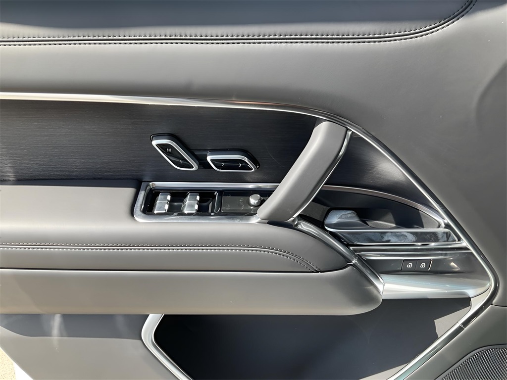 2025 Land Rover Range Rover SE photo 17