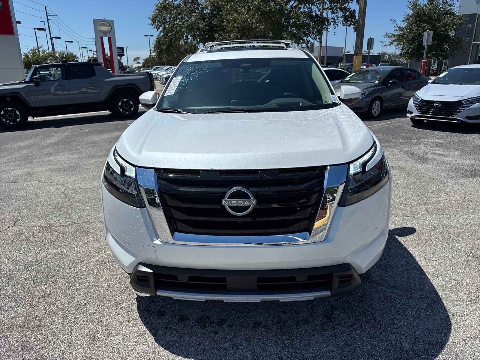 2025 Nissan Pathfinder Platinum photo 2