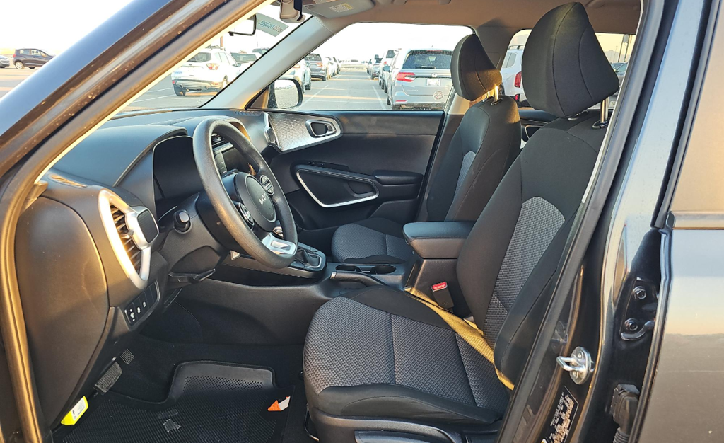 2023 Kia Soul LX photo 3