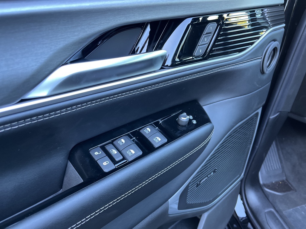 2025 Jeep Wagoneer Series II Carbide photo 33