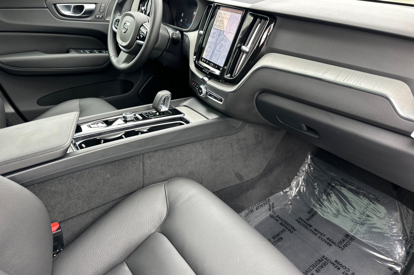 2025 Volvo XC60 Hybrid T8 Plus photo 14