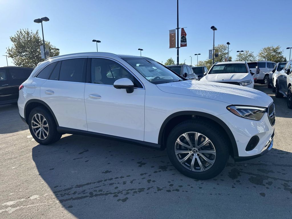 2026 Mercedes Benz GLC 300 4MATIC photo 3