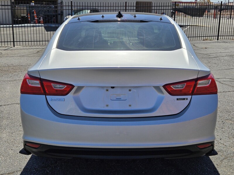 2018 Chevrolet Malibu 1LT photo 3
