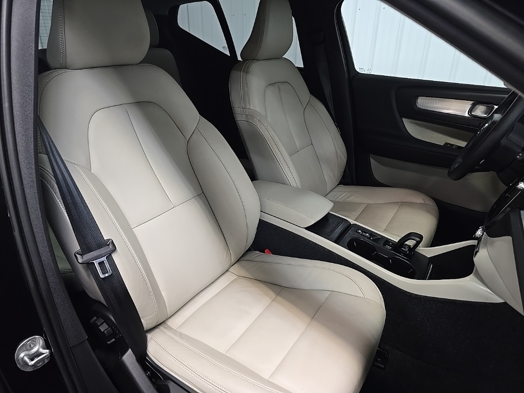 2022 Volvo XC40 Momentum photo 13