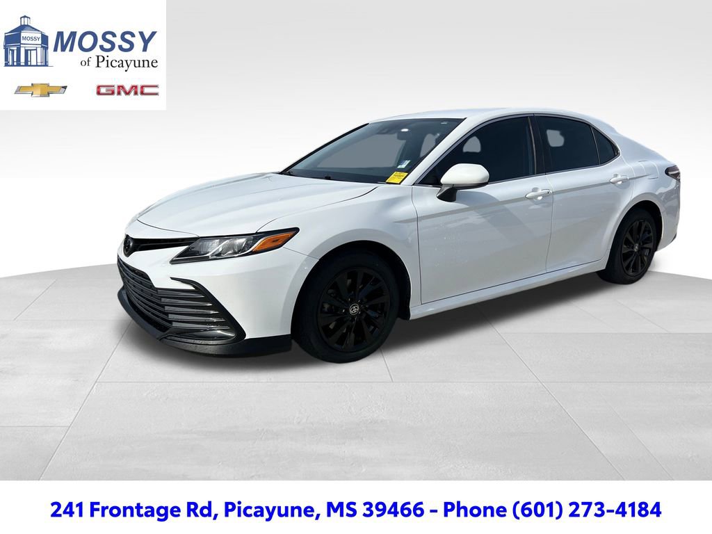 2023 Toyota Camry LE's photo