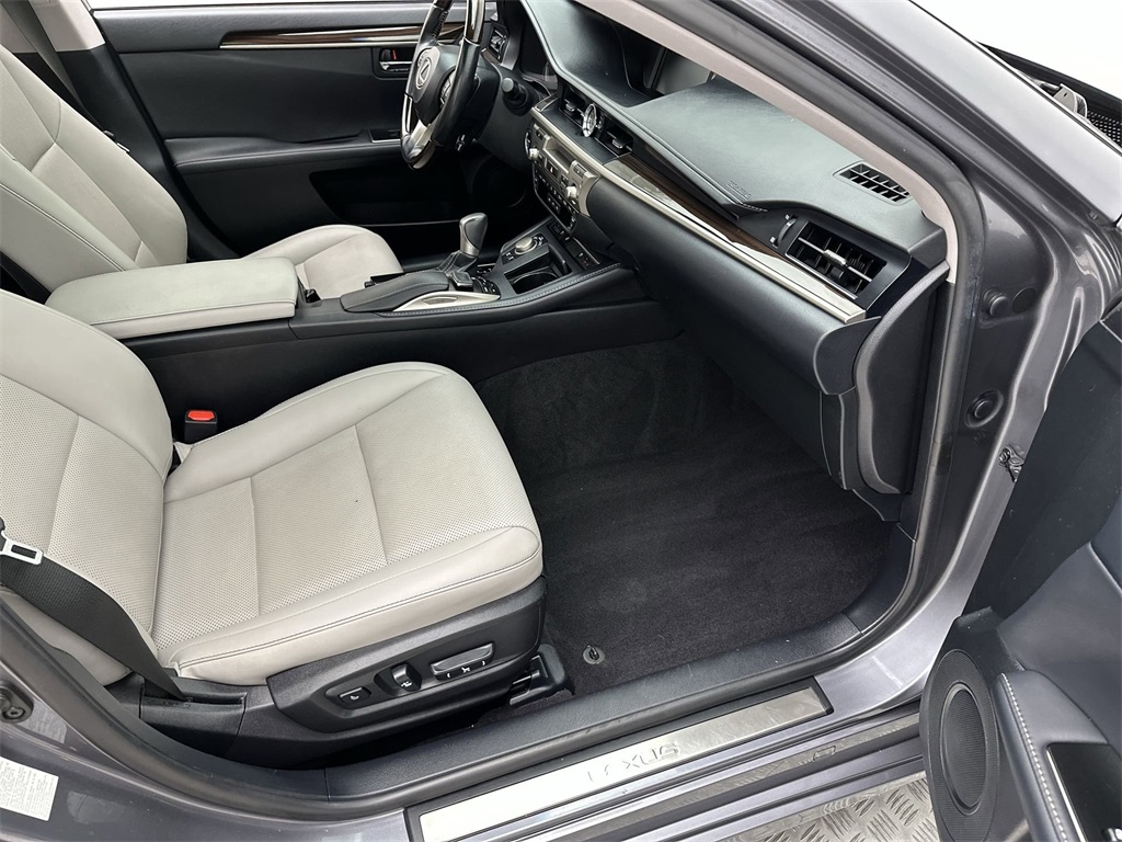 2017 Lexus ES 300h photo 25