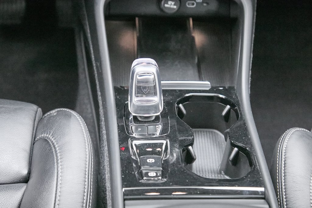 2023 VOLVO XC40 - Image 29