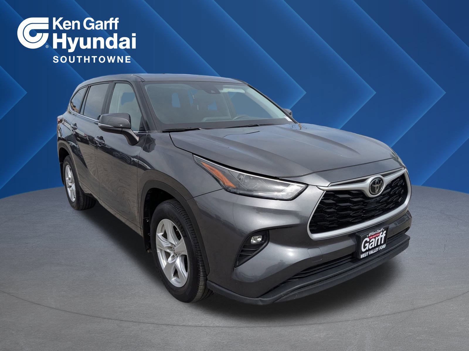 2024 Toyota Highlander LE's photo
