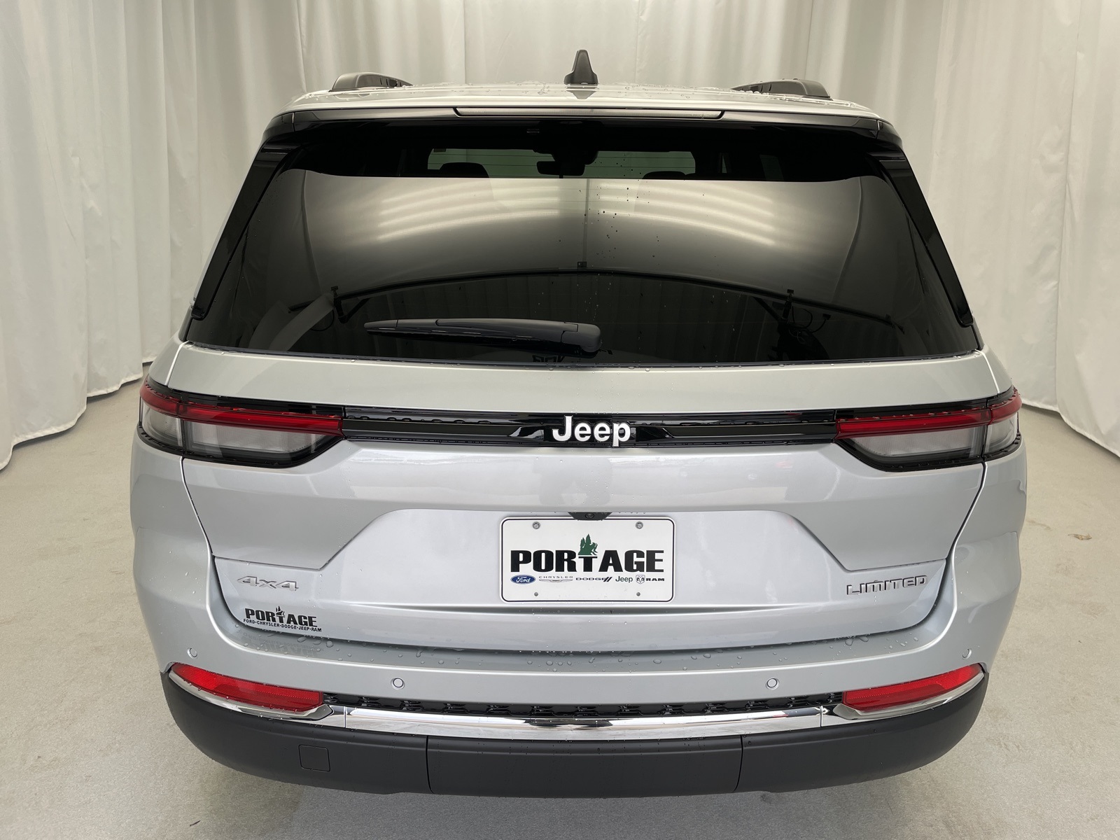 2025 Jeep Grand Cherokee Limited photo 3