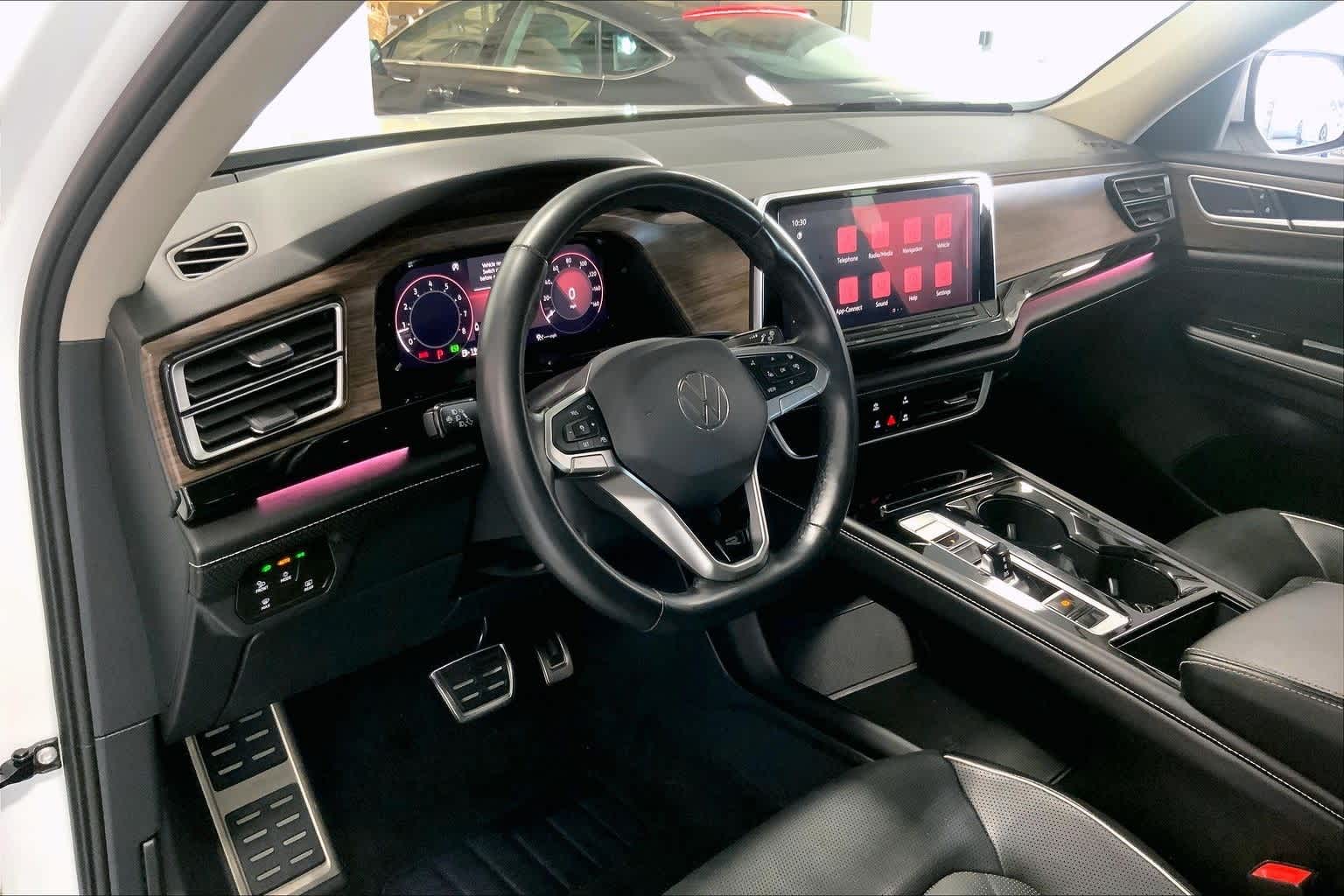 2024 Volkswagen Atlas SEL Premium R-Line photo 2