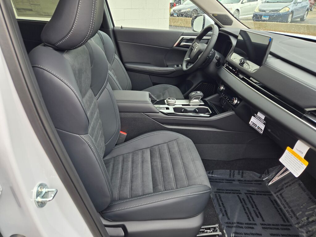 2025 Mitsubishi Outlander SE photo 4