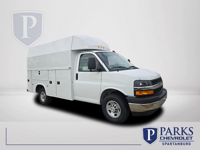 2025 Chevrolet Express Cutaway Base's photo
