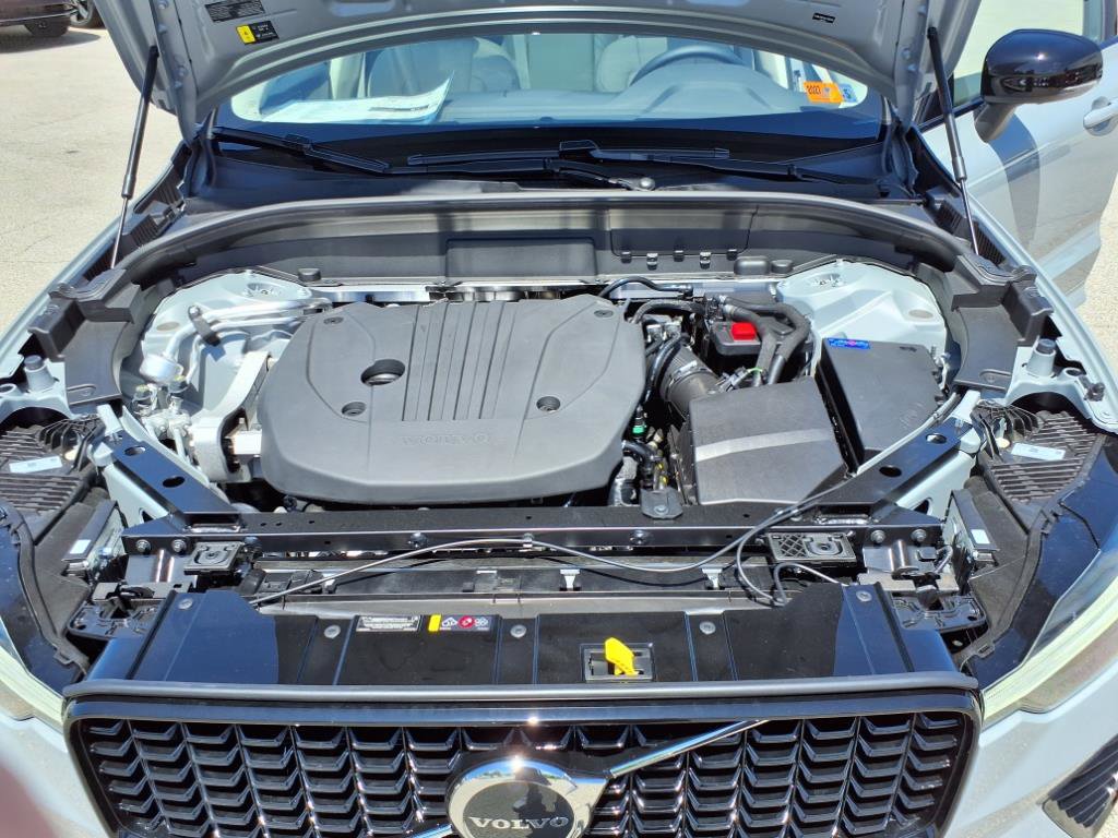 2025 Volvo XC60 Plus photo 9