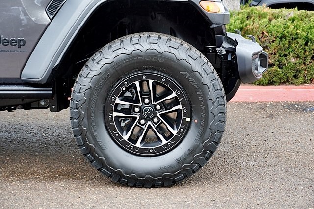 New 2025 Black Clear-Coat Exterior Paint Jeep Rubicon image 8