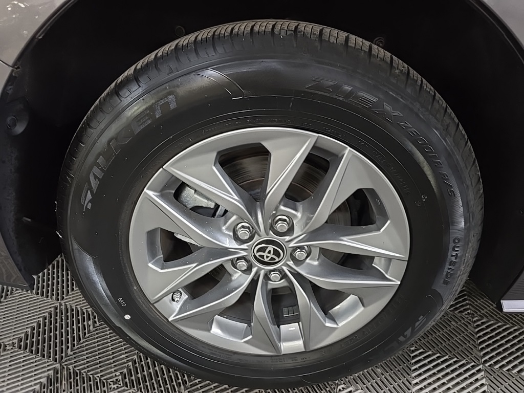 2021 Toyota Sienna LE photo 13
