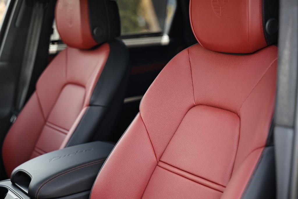 2025 Porsche Cayenne Turbo E-Hybrid photo 24