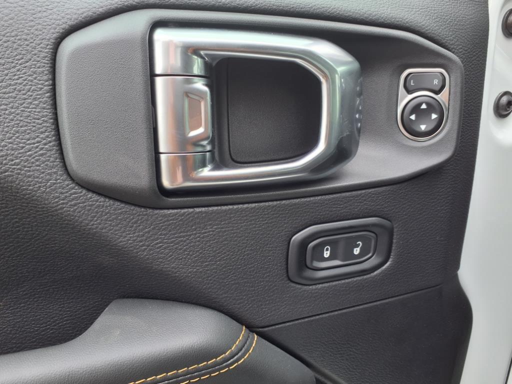 2025 Jeep Wrangler Sahara photo 5