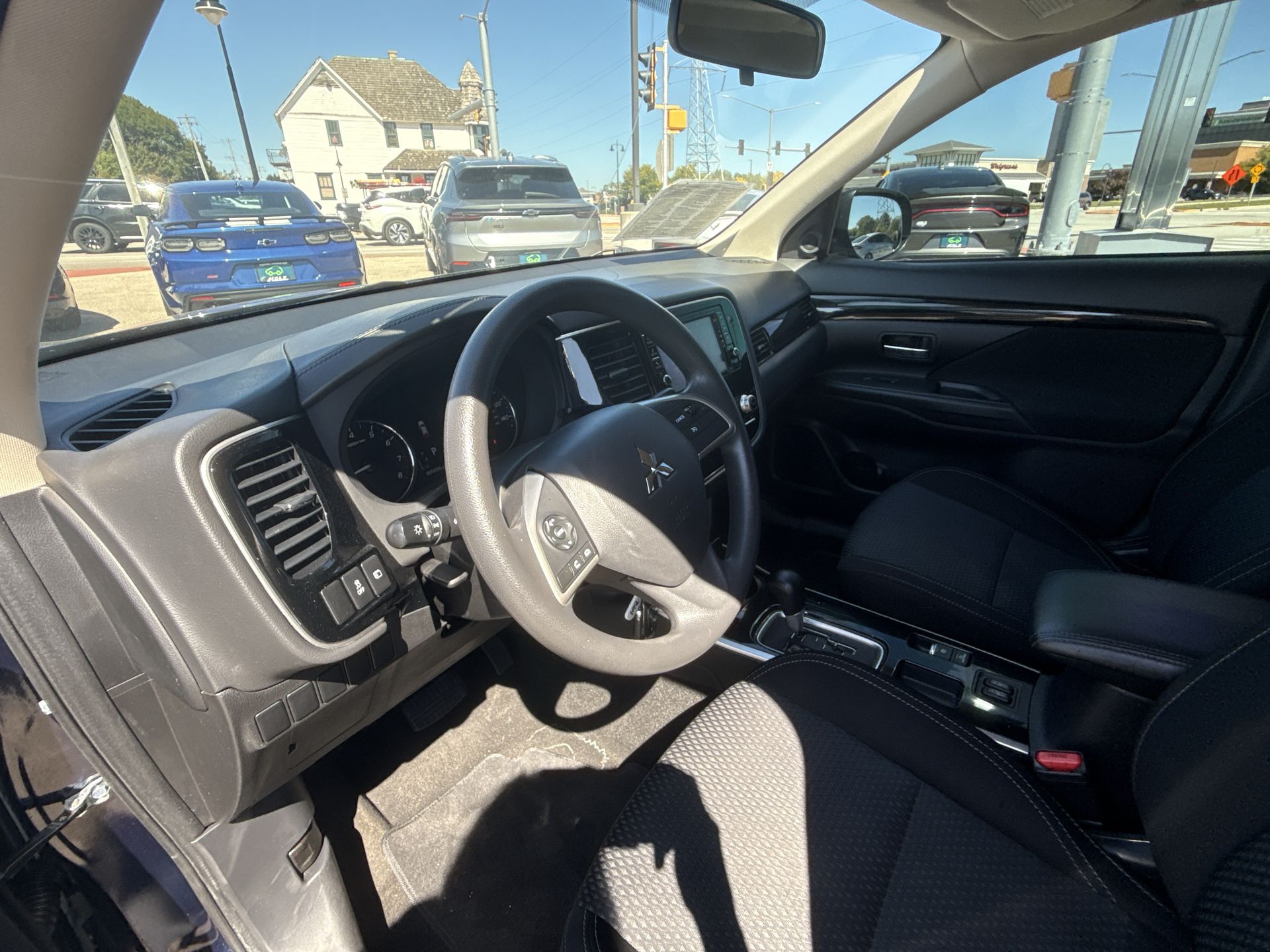 2020 Mitsubishi Outlander ES photo 2