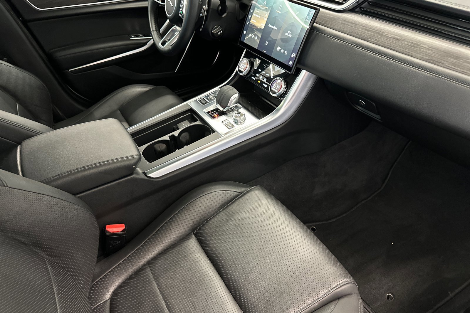 2023 Jaguar XF SE photo 26