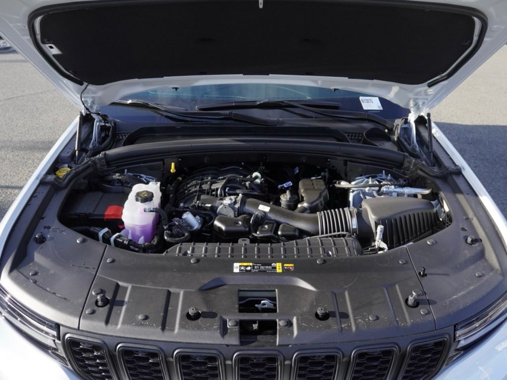 New 2025 Bright White Clear-Coat Exterior Paint Jeep Limited Black Appearance Edition image 31