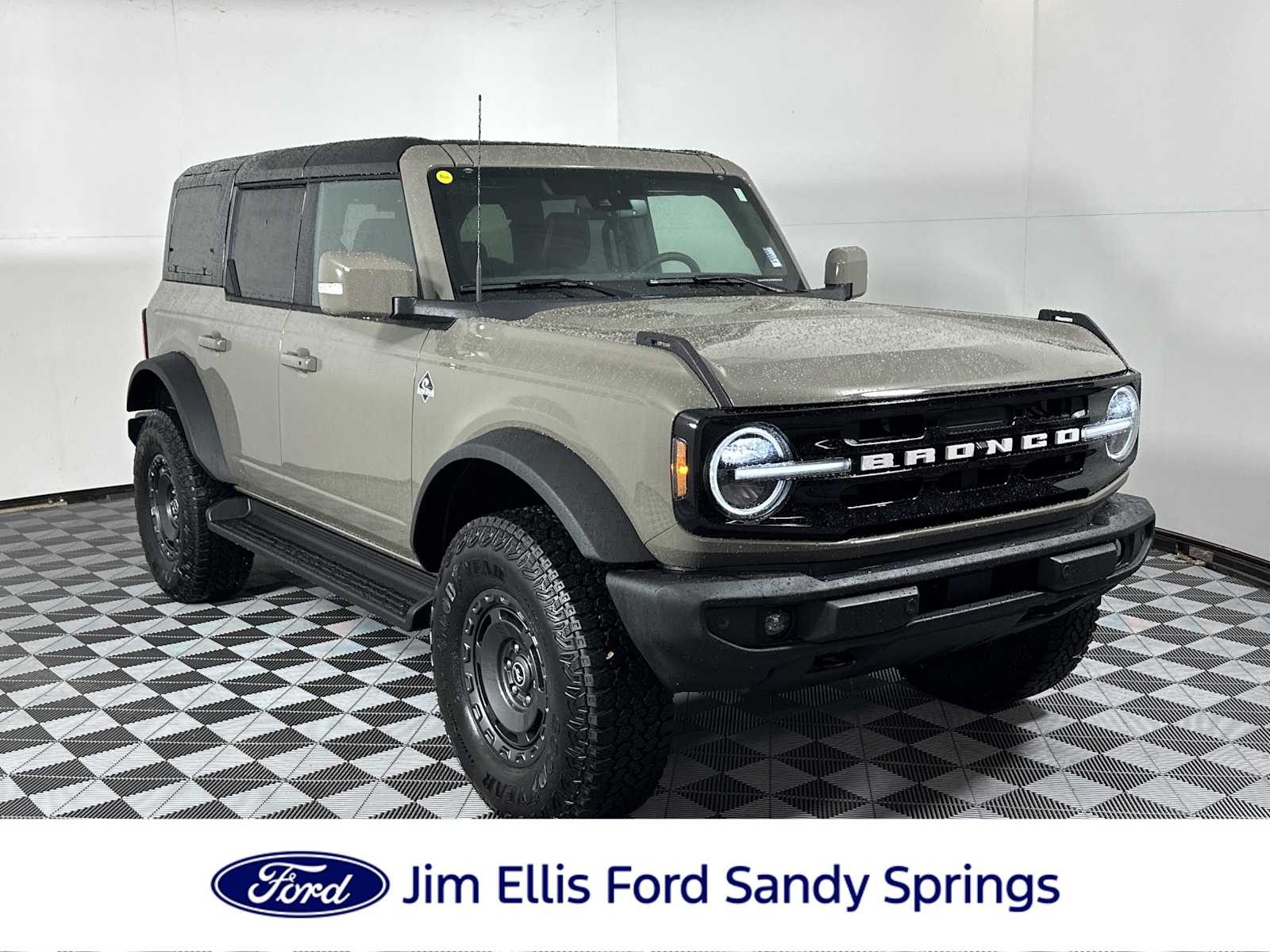 2025 Ford Bronco 4-Door Outer Banks's photo