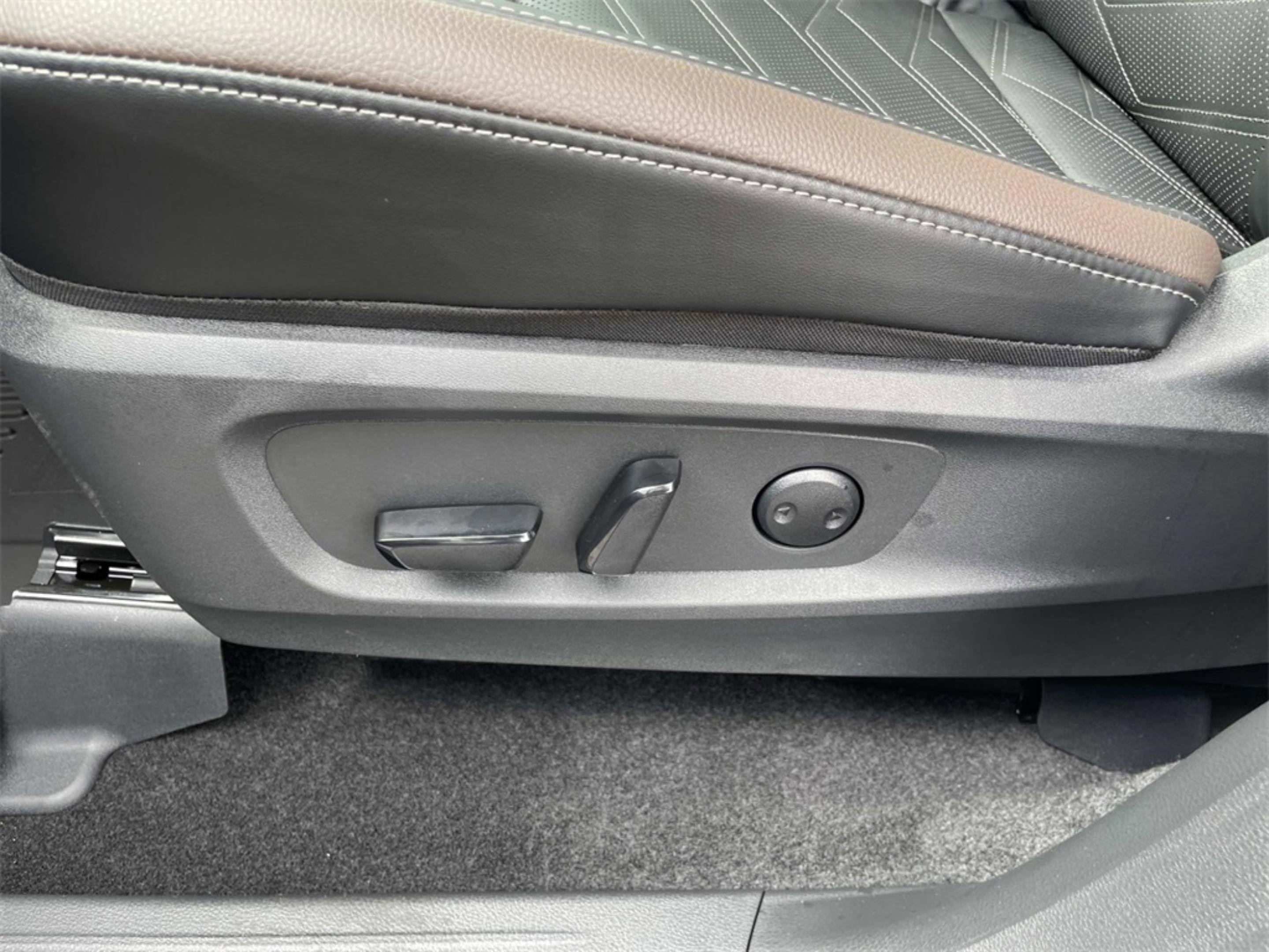 2025 Nissan Pathfinder Platinum photo 10