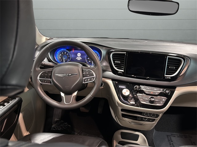 2022 Chrysler Pacifica Touring L photo 12