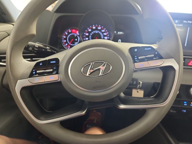 2022 Hyundai Elantra SE photo 19