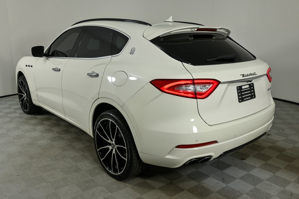 2017 Maserati Levante Base photo 3