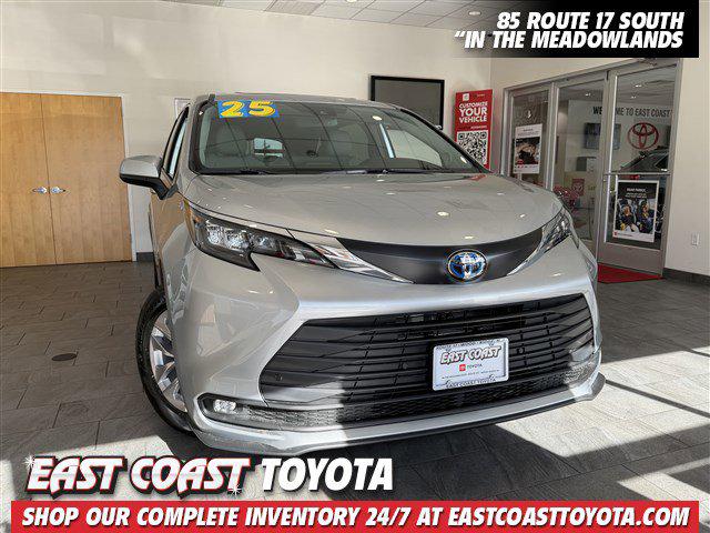 2025 Toyota Sienna XLE's photo