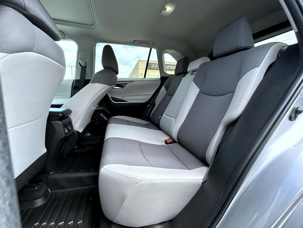 2023 Toyota RAV4 XLE photo 20