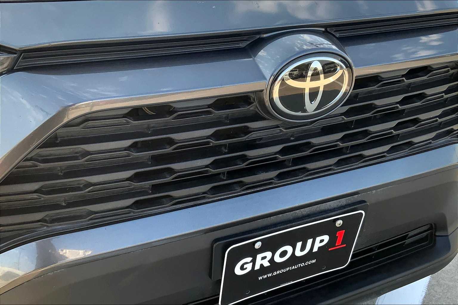 2021 Toyota RAV4 LE photo 28