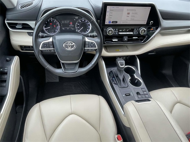 2023 Toyota Highlander L photo 6