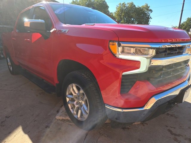 2023 Chevrolet Silverado 1500 LT photo 3