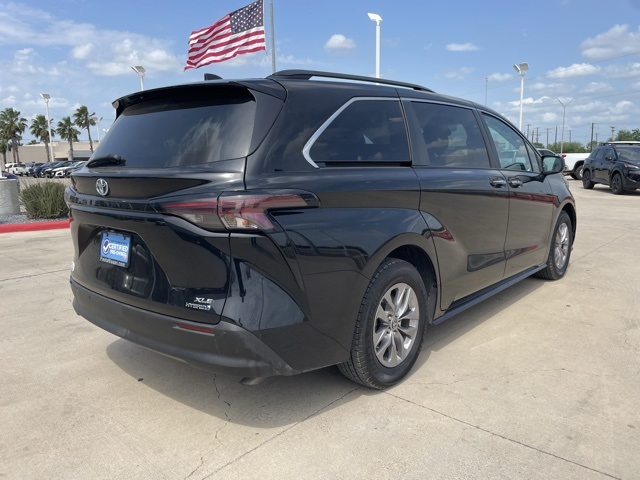 2023 Toyota Sienna XLE photo 3