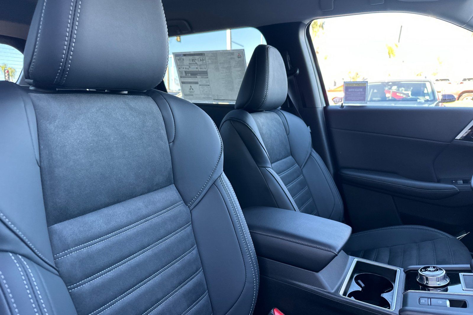 2025 Mitsubishi Outlander PHEV SE photo 15
