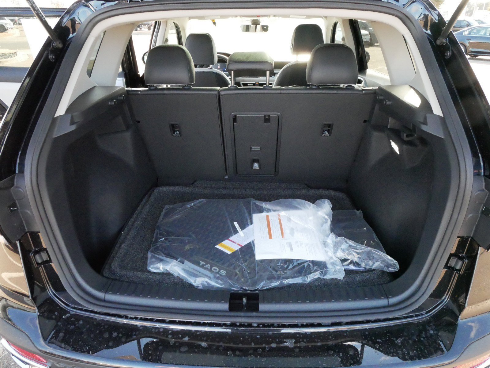 2025 Volkswagen Taos SE photo 4