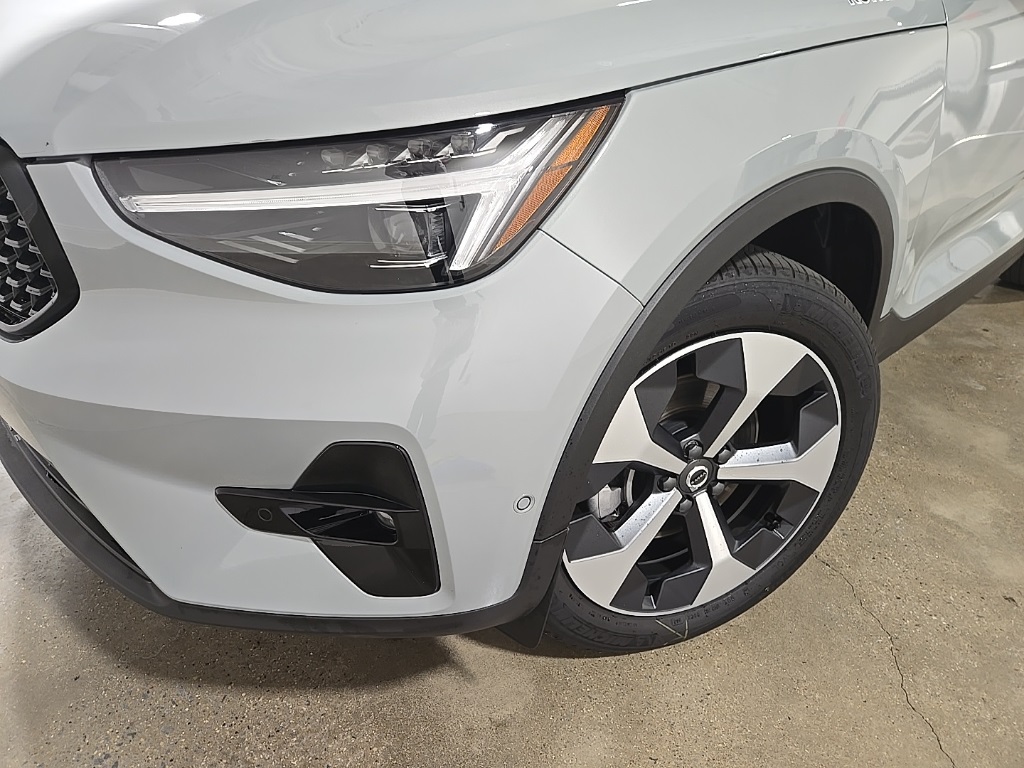 2025 Volvo XC40 Plus photo 10