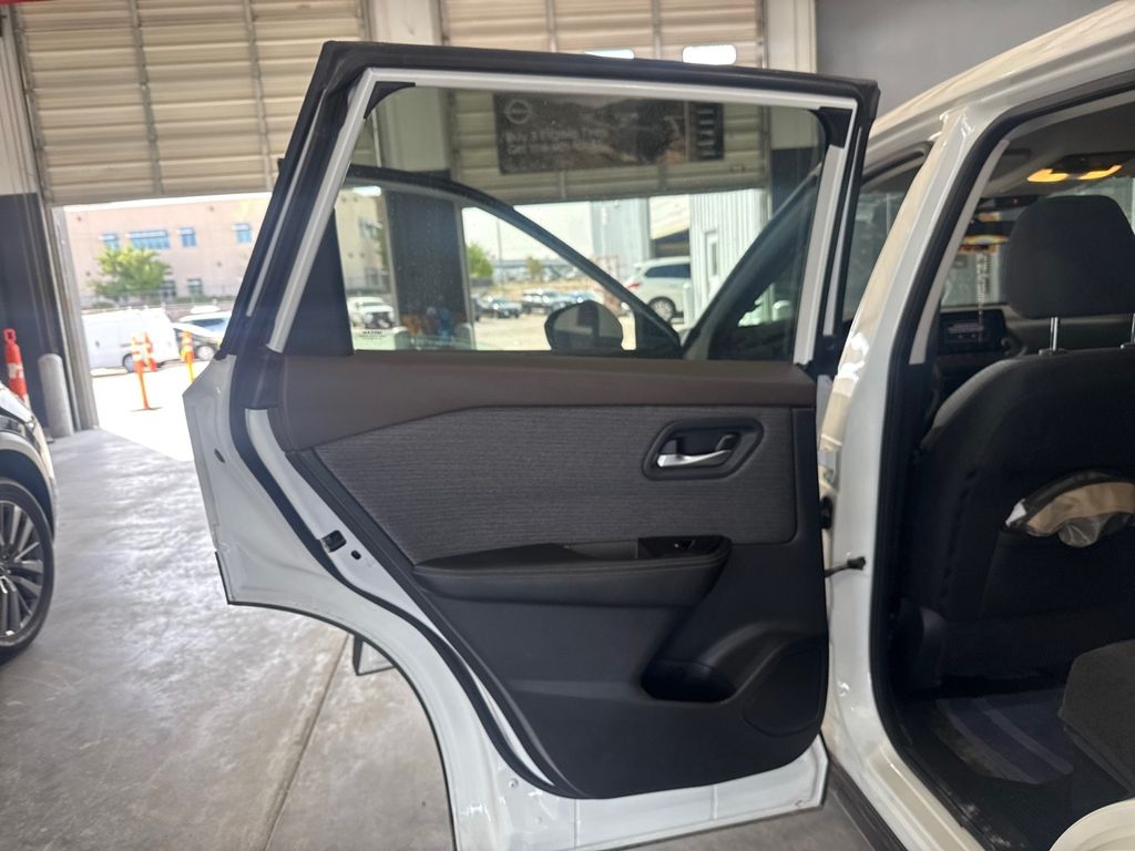2022 Nissan Rogue SV photo 12