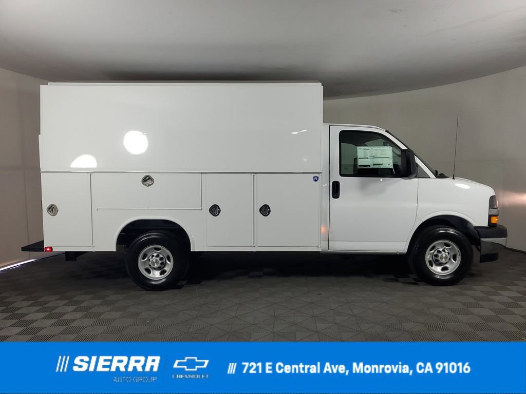 2025 Chevrolet Express Cutaway Base's photo